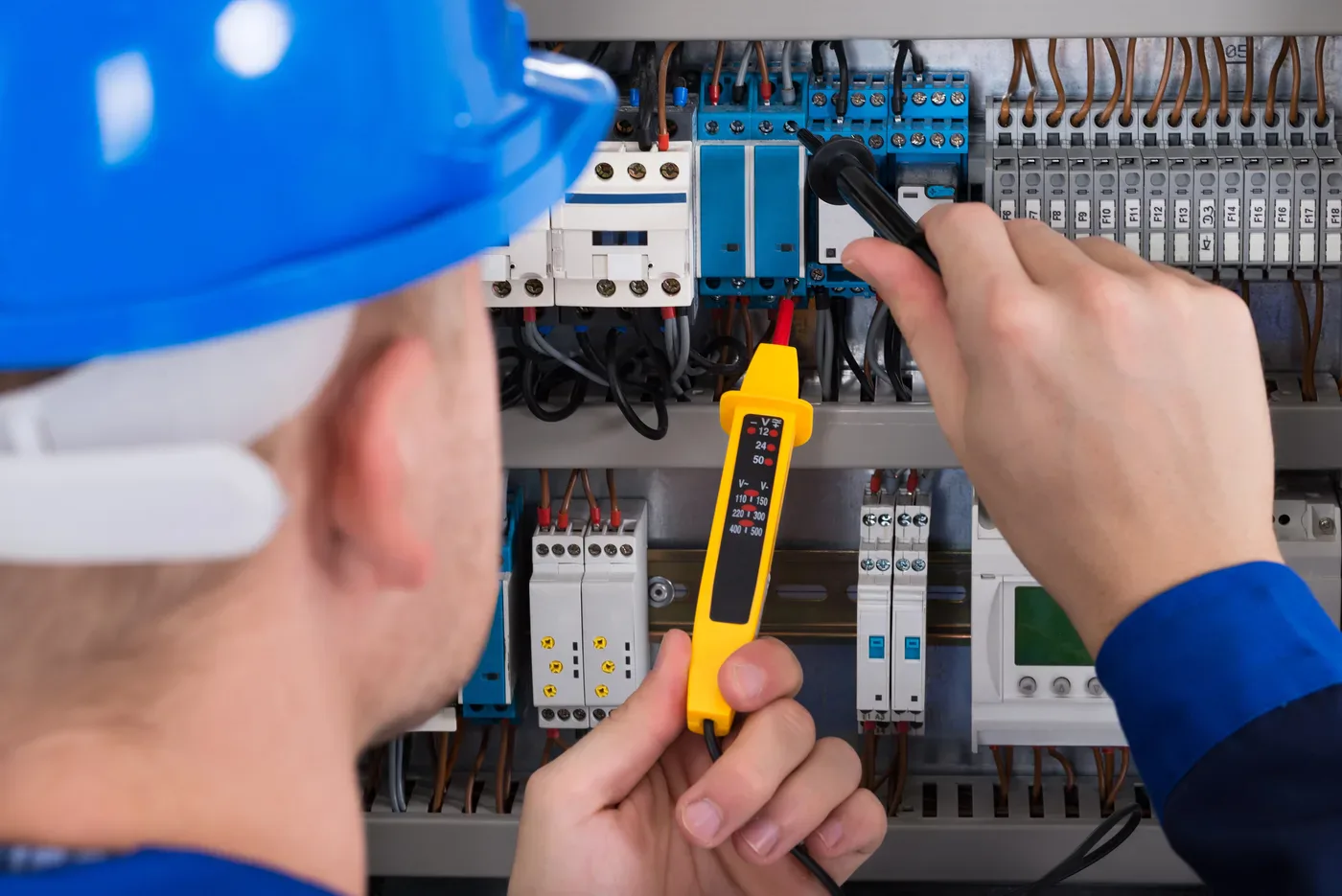 Électricien testant les protections d'un tableau lors d'une mise en sécurité à Levallois-Perret