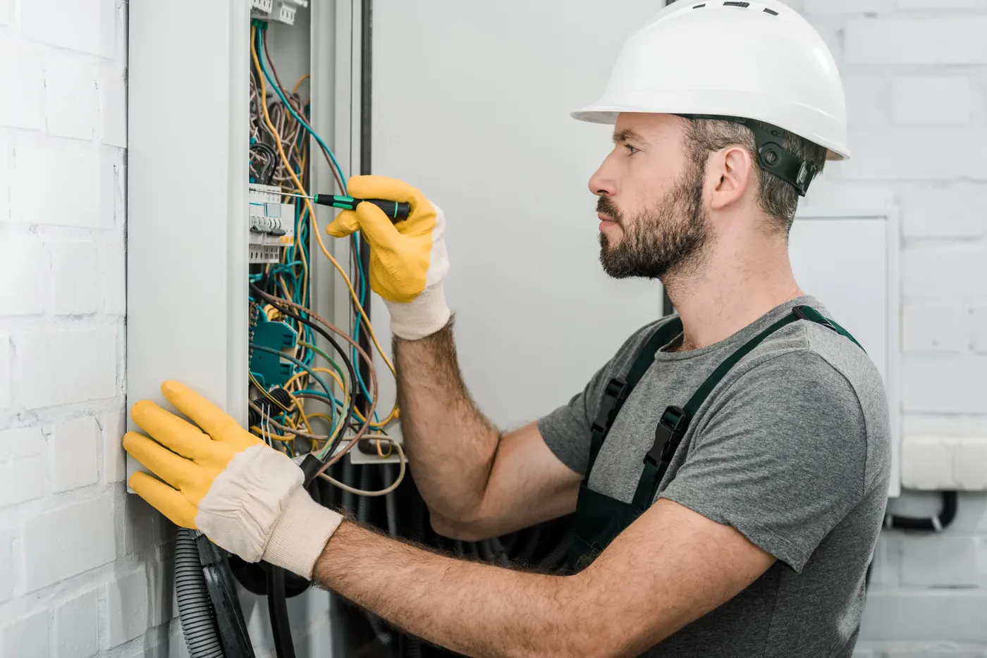 Électricien reprenant le câblage d'un circuit lors d'une mise en sécurité à Levallois-Perret